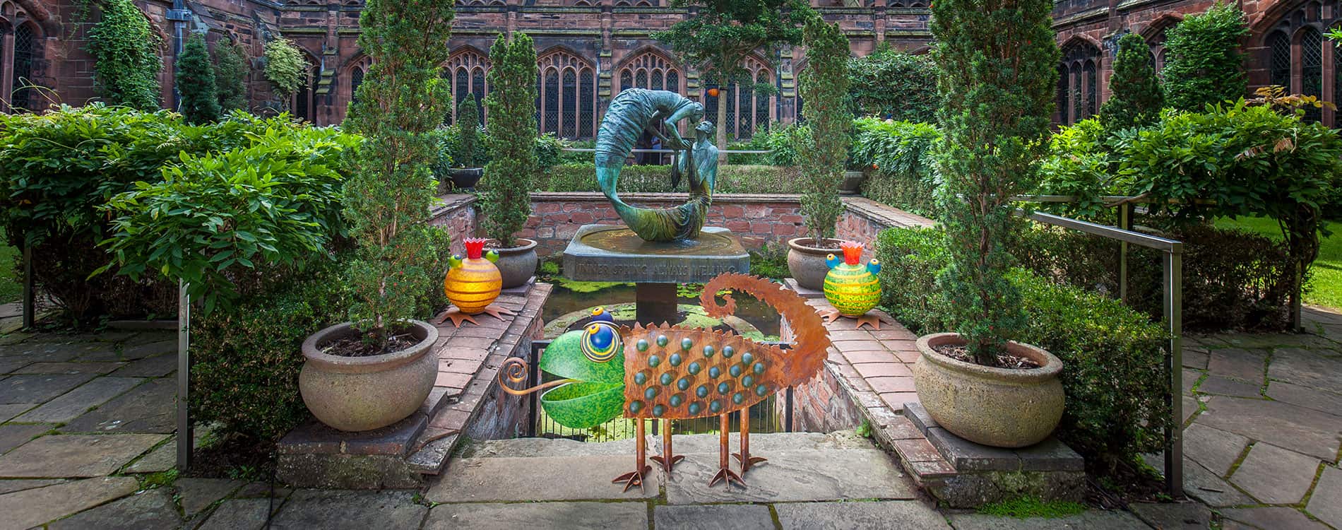 CHAMELEON und FROGGY - Borowski Skulpturen im Garten von Chester Cathedral