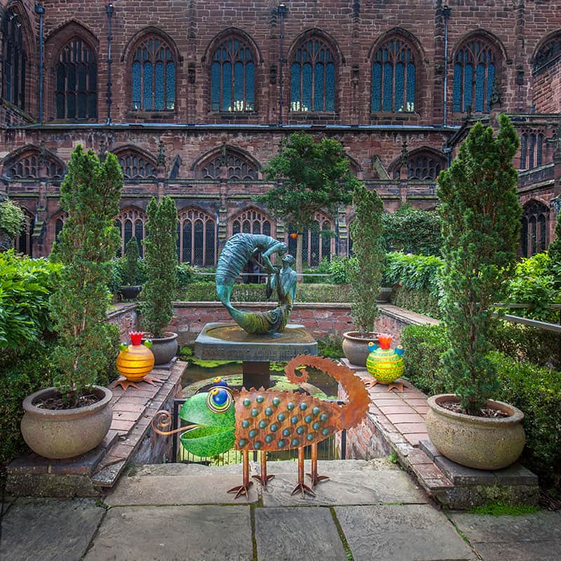 CHAMELEON und FROGGY - Borowski Skulpturen im Garten von Chester Cathedral