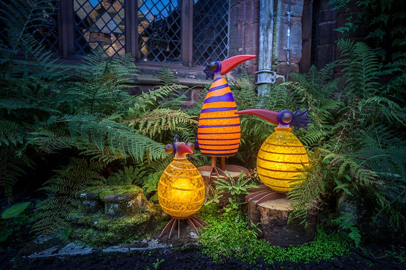 BIG GONZO & FAT GONZO - leuchtende Vogel-Lichtobjekte im Garten von Chester Cathedral